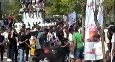 Drift sırasında otomobil seyircilerin arasına daldı