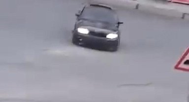 Drift yapan 2 sürücünün ehliyetine el konuldu; o anlar kamerada