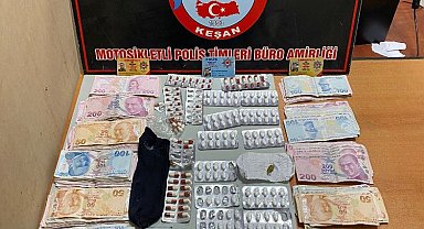 Durdurulan otomobilden 240 uyuşturucu hap ile esrar çıktı; 2 gözaltı