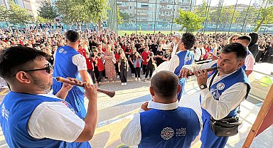 Edirne'de öğrenciler, davul ve zurna ekibinin oyun havalarıyla dersbaşı yaptı