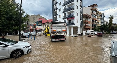 Erdek'te sağanak ve fırtına; balıkçı tekneleri karaya vurdu, yollar göle döndü