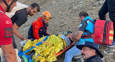 Erzincan'da dağlık alana zorunlu iniş yapan yamaç paraşütçüsü 7 saatte kurtarıldı