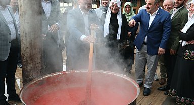 Eski Sanayi ve Teknoloji Bakanı Varank salça kaynatıp, gazetecilere ikram etti