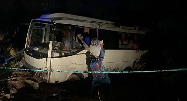 Eskişehir'de polislerin taşındığı servis midibüsü yol kenarına düştü: 15 yaralı