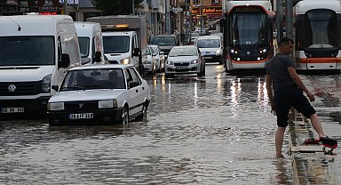 Eskişehir'de sağanak; tramvay göle dönen yolda ilerleyemedi