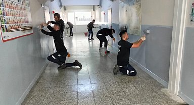 Fabrika çalışanları gönüllü olarak okul boyadı