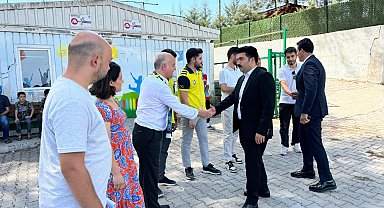 Fenerbahçeli taraftarlar Hatay'da kırtasiye yardımı dağıttı