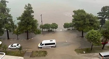 Giresun'da sağanak; cadde ve sokaklar suyla doldu
