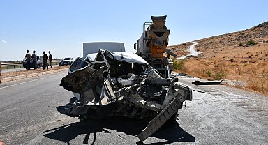 Hatay'da beton mikseri otomobile çarpıp sürükledi: 2 ölü