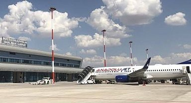 Havalimanında yıldırım düşen pistte hasar oluştu