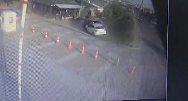 İstanbul - Arnavutköy'de otomobil yol kenarındaki restorana daldı