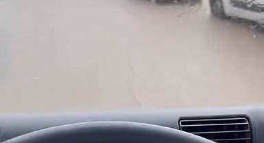 İstanbul - Ataşehir ve Ümraniye'de sağanak yağış sonrası yollar göle döndü-1