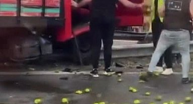 İstanbul- Avcılar TEM Otoyolunda yön tabelasına çarpan kamyonetin motoru fırladı