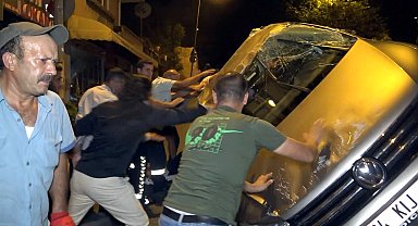 İstanbul- Avcılar'da hafif ticari araçla minibüs çarpıştı