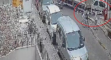 İstanbul - Avcılar'da kamyonun çarptığı market tabelası kafasına düştü