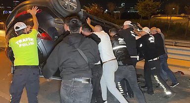 İstanbul- Avcılar'da kaza yapıp ters dönen otomobile hepbirlikte müdahale ettiler