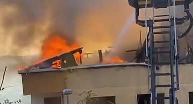 İstanbul- Avcılar'da metruk bina alev alev yandı