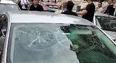 İstanbul- Avcılar'da okul önünde park kavgası; çocukların içinde olduğu otomobilin camını kırdı