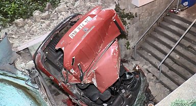 İstanbul - Beşiktaş'ta otomobil merdiven boşluğuna uçtu: 1'i ağır 3 yaralı