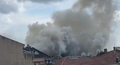 İstanbul - Beyoğlu'nda 5 katlı binanın çatısında yangın-1