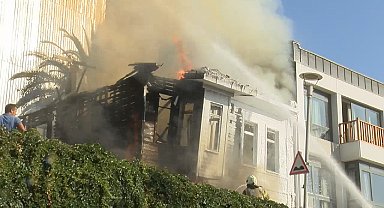 İstanbul- Beyoğlu'nda ahşap binada yangın -1