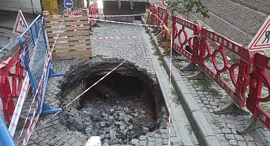 İstanbul- Beyoğlu'nda yol çöktü
