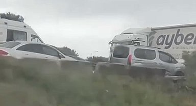 İstanbul - Büyükçekmece D-100'de sağanak yağış sonrası TIR dorsesi ters döndü