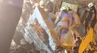 İstanbul - Fatih'te 3 katlı bina çöktü: Enkaz altında kalanlar var-3 Ek bilgi ve görüntülerle