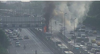 İstanbul - Halıcıoğlu'nda metrobüs yangını - 1
