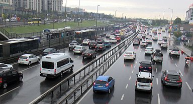 İstanbul- İstanbul'da haftanın ilk iş gününde yağmur trafiği
