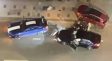 İstanbul-Kadıköy'de kontrolden çıkan otomobil park halindeki 2 otomobile çarptı: 4 yaralı