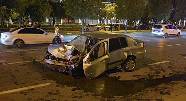 İstanbul - Kartal'da refüjü aşan otomobil ağaca çarparak yola savruldu; 2 kişi ağır yaralandı