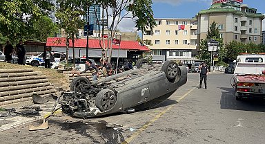 İstanbul- Maltepe'de aydınlatma direğine çarpan otomobil takla attı