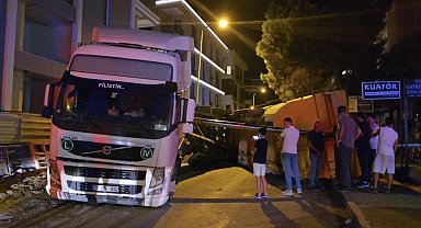 İstanbul - Maltepe'de hafriyat kamyonu, yükünü boşalttığı sırada devrildi