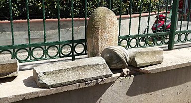 İstanbul - Midilli Ali Reis Camii'nin avlusundaki tarihi mezar taşları için onarım talebi