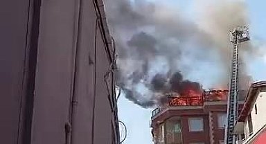 İstanbul - Sancaktepe'de 4 katlı binanın çatı katında yangın-1