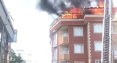 İstanbul - Sancaktepe'de 4 katlı binanın teras katı alev alev yandı