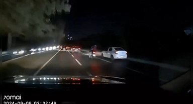 İstanbul- Sarıyer'de otomobiliyle makas atan sürücü taksiye çarptı; kaza kamerada