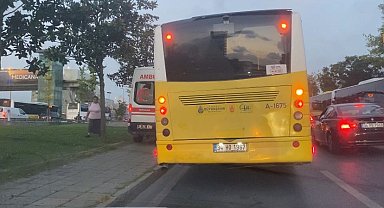 İstanbul- Şişli'de trafikte ilerleyemeyen ambulans kaldırımdan gitti