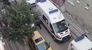 İstanbul- Sultangazi'de nakliyecilerle müşteri arasındaki sopalı, keserli kavga kamerada: 5 yaralı