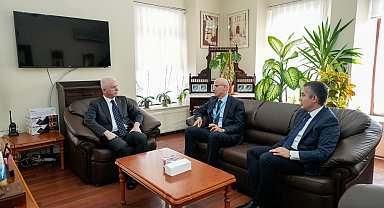 İstanbul - Vali Gül, pankartla Cumhurbaşkanı Erdoğan'a sesini duyuran 9 yaşındaki Ada'yı hastanede ziyaret etti