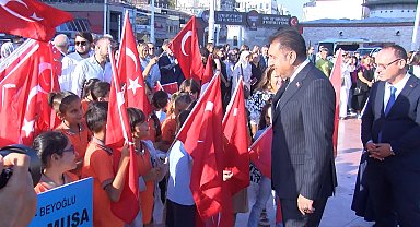 İstanbul- Yeni eğitim öğretim yılının başlaması dolayısıyla Taksim Cumhuriyet Anıtı'nda tören düzenlendi