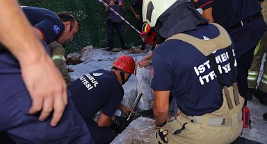 İstanbul - Yenikapı Sahili'nde düşen telefonunu almaya çalışırken kayalıklara sıkıştı
