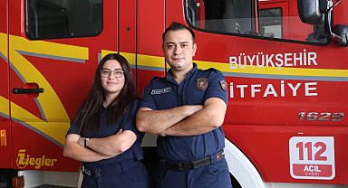 İtfaiyeci çift, alevlerle savaşıyor