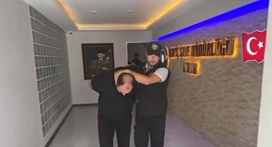 İZMİR - Yeni tanıştıkları kişiyi tabancayla tehdit ederek gasbeden 3 şüpheli tutuklandı