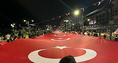 İzmir'de 350 metrelik Atatürk Posteri ile 'Zafer Yürüyüşü'