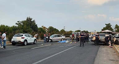 İzmir'de karşı şeride geçen otomobil, başka otomobile çarptı: 2 ölü, 3 yaralı