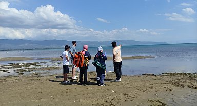 İznik Gölü'nde yüzerken açığa sürüklenen 2 kardeş kurtarıldı