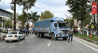 Kaçak satış yaptığı için ceza kesilince kamyonla yolu kapattı
