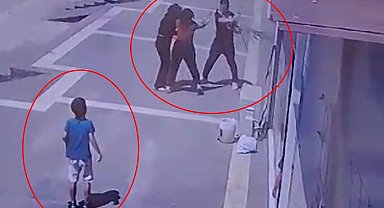 Kadın kuaförü ve kızını saçlarından tutup darbetti; o anlar kamerada